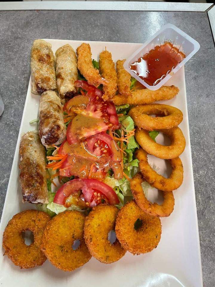 Assiette composée avec nems Saint-Pierre