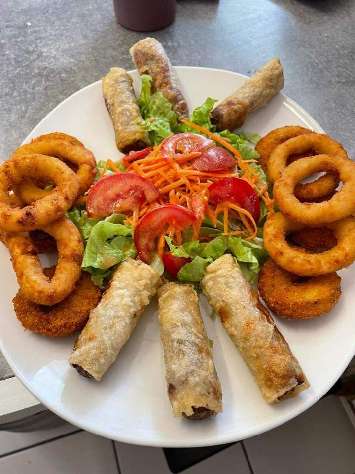 Assiette composée avec nems Saint-Pierre